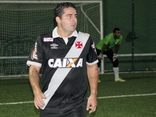 Vander Carioca marcou um dos gols na vitria sobre o Duquecaxiense