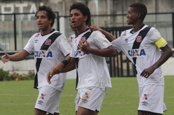 Vascanos comemoram vitria contra o Botafogo na Colina