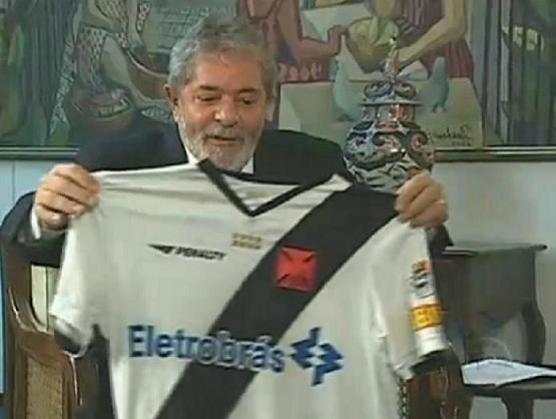 Lula, ento presidente do Brasil, com uma camisa do Vasco