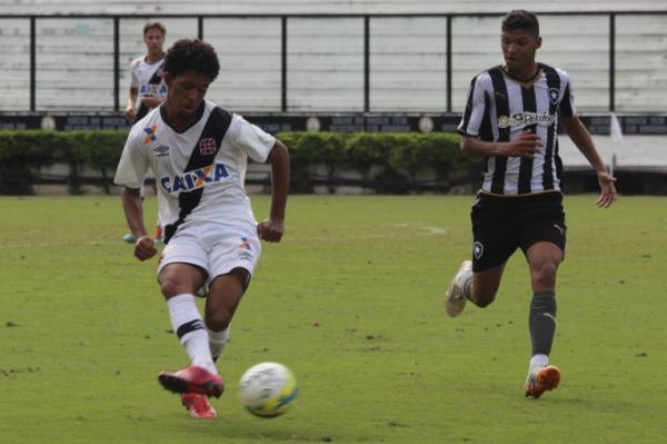 Douglas Luiz comandou o meio-campo contra o Botafogo