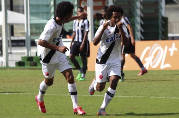 Ao lado de Douglas Luiz, Paulo Vitor comemora gol da vitria cruzmaltina