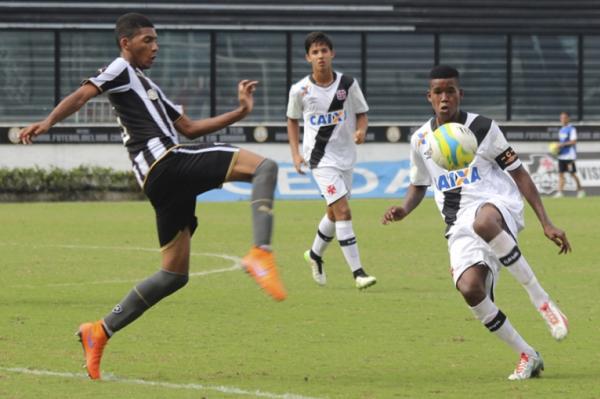 Alan Cardoso aplica lenol em jogador do Botafogo