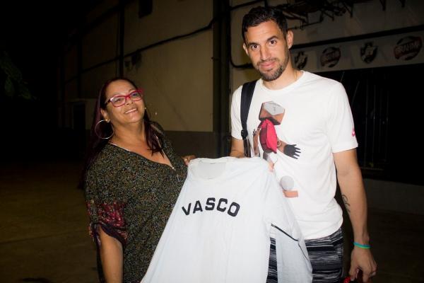 Tereza realizou o desejo de conhecer o goleiro Martn Silva e lhe presenteou com a rplica da camisa de Barbosa