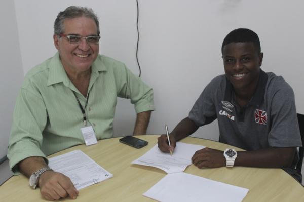 Robinho ao lado de Antnio Teixeira, Gerente Administrativo do Futebol Amador