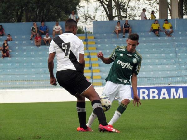 Matheus Isaas disputa bola com jogador palmeirense