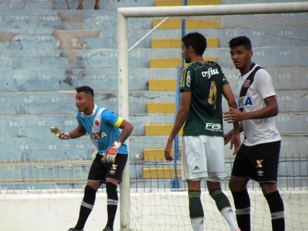 Gabriel Flix orienta barreira em falta cobrada pelo Palmeiras