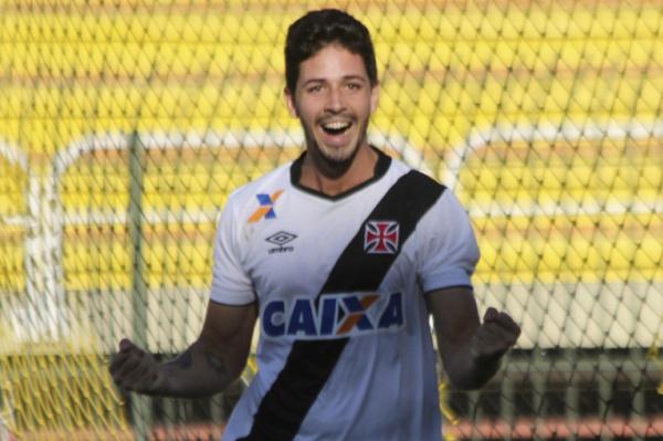 Kadu Fernandes comemora gol marcado no Raulino de Oliveira
