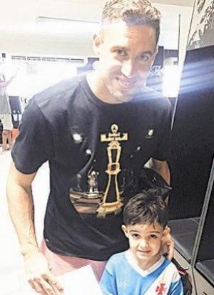 O menino Luizinho com o goleiro Martn Silva, a quem entregou um desenho