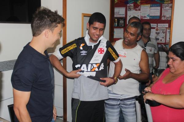 Dagoberto apareceu de surpresa na festa de Mateus e entregou uma camisa oficial autografada pelos jogadores vascanos