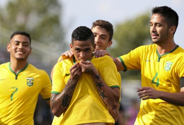 Luan,  direita com a faixa de capito, comemora um dos gols do Brasil em Toronto