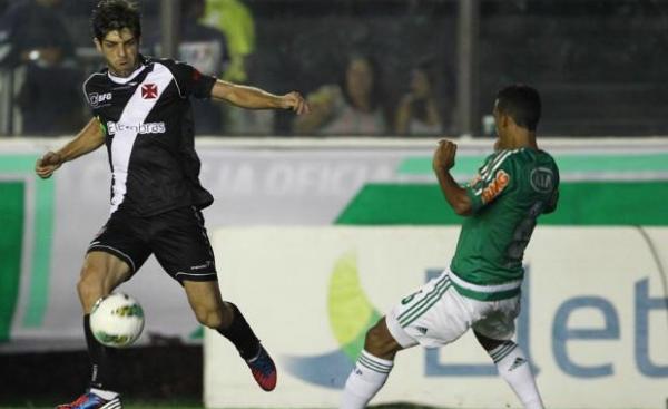 Juninho Pernambucano superou seu xar, ento lateral do Palmeiras, e sentenciou a vitria por 3 a 1