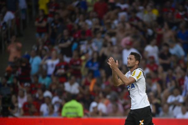Gilberto comemora um de seus gols no Carioca: pea importante na conquista