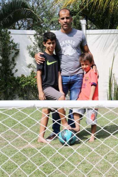 Felipe curte a aposentadoria com os filhos Lucas, que faz teste no Flamengo, e o caula Thiago