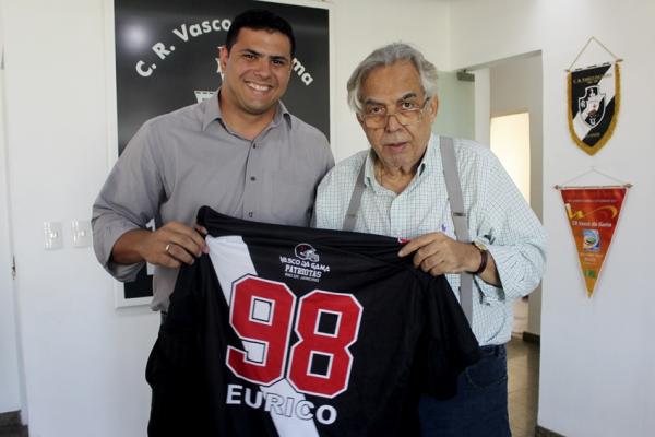 Presidente Eurico Miranda ganhou a camisa personalizada em So Janurio
