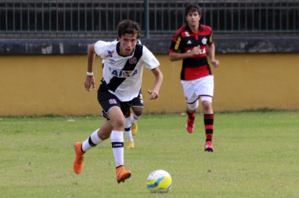 Caio Lopes, titular do sub-15, em ao na equipe sub-16
