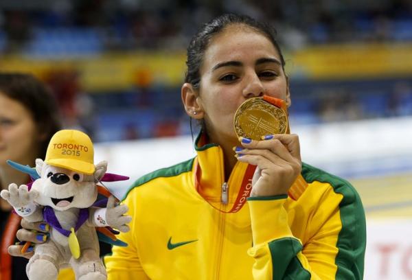 Camille Rodrigues beija a sua primeira medalha de ouro em Parapans