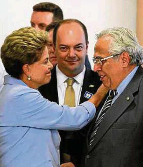 Em campo. Dilma cumprimenta Eurico Miranda, presidente do Vasco