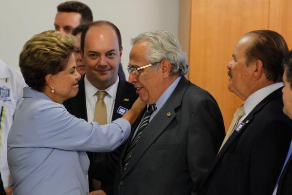 A presidenta Dilma Rousseff cumprimenta o presidente do Vasco, Eurico Miranda, durante encontro com dirigentes de futebol e representantes de jogadores, no Palcio do Planalto