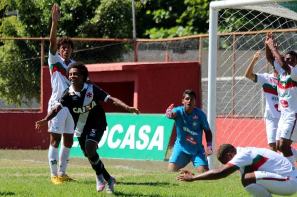 Paulo Vitor comemora primeiro gol vascano na partida