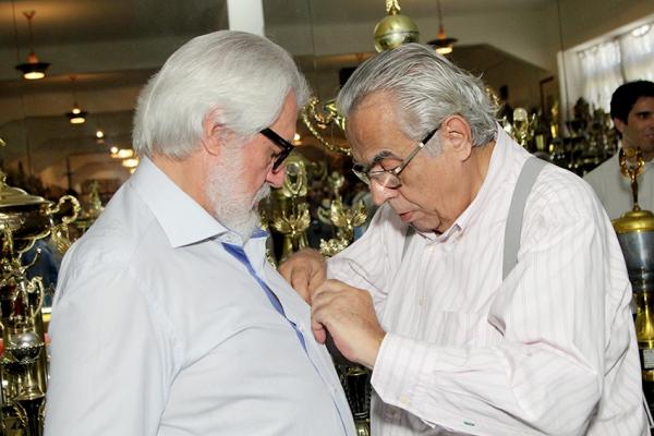 Vice-presidente Silvio Godoi recebe distintivo comemorativo do presidente Eurico Miranda