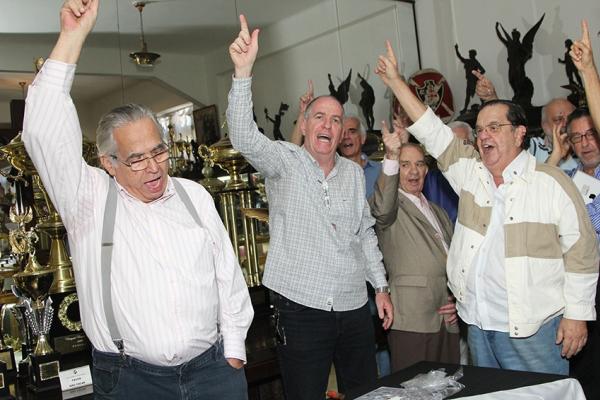 Aps as homenagens, presidente Eurico Miranda puxou o grito de Casaca