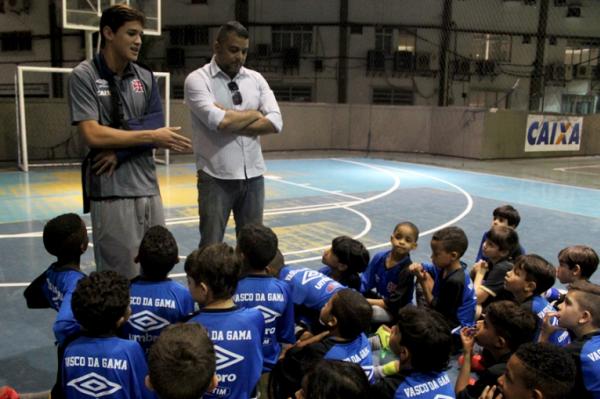Mateus Vital conversando com pequenos atletas do Futsal