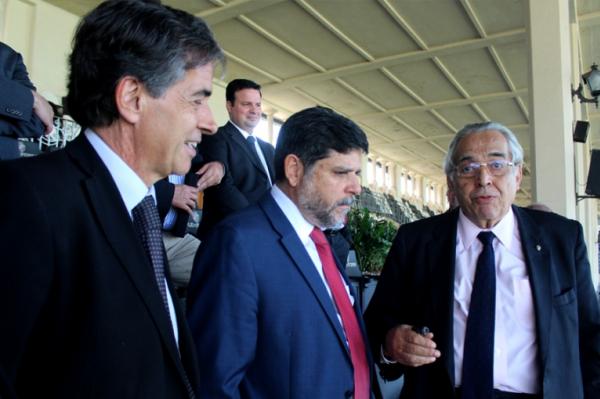 Na Tribuna de Honra, presidente Eurico Miranda relembra momentos marcantes da histria vascana ao lado de Luis Manoel Fernandes (esq) e Guilherme Caputo Bastos (cen)