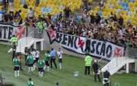 Jogadores comemoram gol de Jorge Henrique