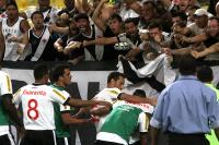 Jogadores comemoram gol de Jorge Henrique