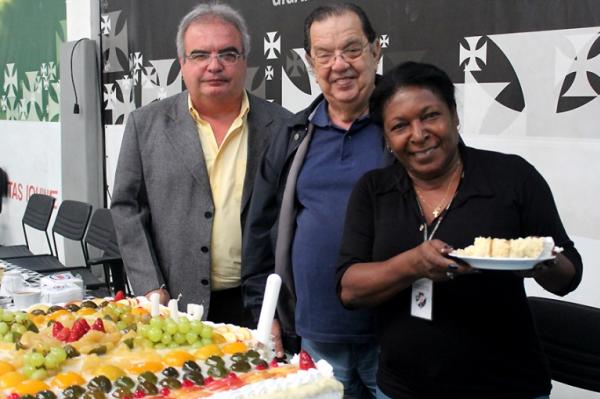 Dirigentes vascanos servem bolo para funcionria