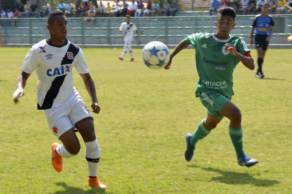Sergipe disputa bola com jogador do Boavista