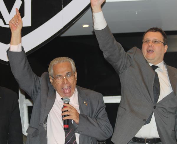 Presidente Eurico Miranda puxou o Casaca no final da Sesso Solene
