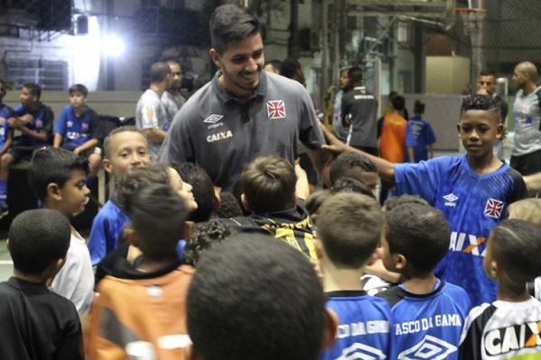 Kadu Fernandes recebe o carinho dos atletas do futsal