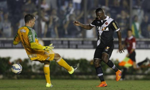Riascos toca na sada de Fernando Prass e marca o ltimo gol do Vasco no Brasileiro
