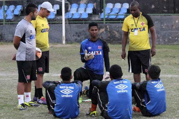 Observado pelos treinadores, Joo Pedro d conselhos para jovens goleiros do sub-13