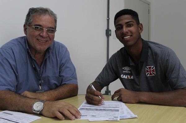 Joo assina contrato sob olhares do gerente Antnio Teixeira