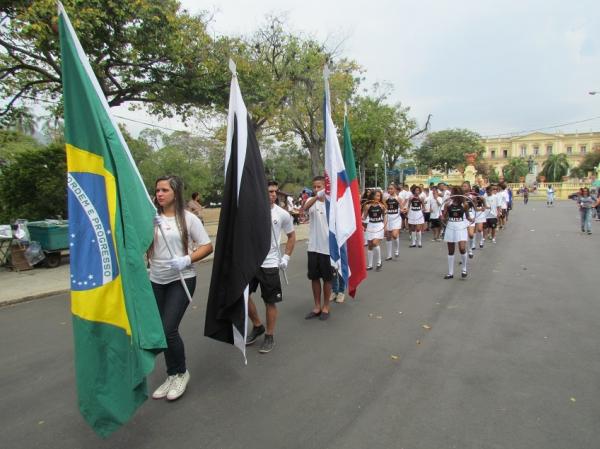 Atletas conduziram as bandeiras do Brasil, Vasco da Gama, Rio de Janeiro e Portugal