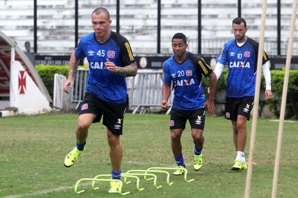 Leandro, Jorge Henrique e Nen durante treinamento