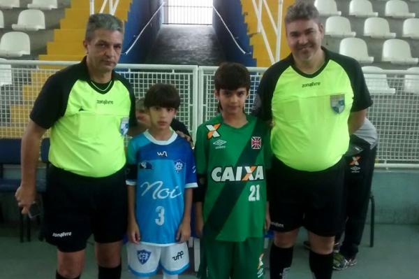 Gabriel Caldeira fechou o gol contra o Canto do Rio na Srie Ouro sub-09
