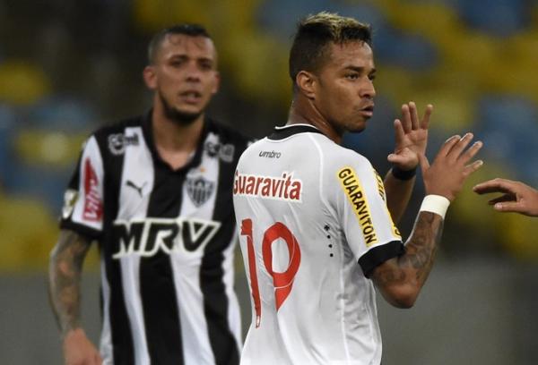 Rafael Silva deixou o campo indignado com o rbitro Elmo Alves Resende depois de ser expulso