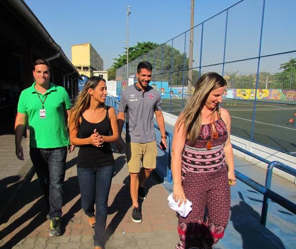 Luan foi recebido pela filha do tcnico Jorginho, Laryssa Campos ( esquerda), Assessora da diretoria do Bola Pra Frente