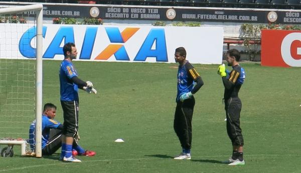 Martn Silva ( direita) conversa com outros goleiros do Vasco aps o treino deste sbado