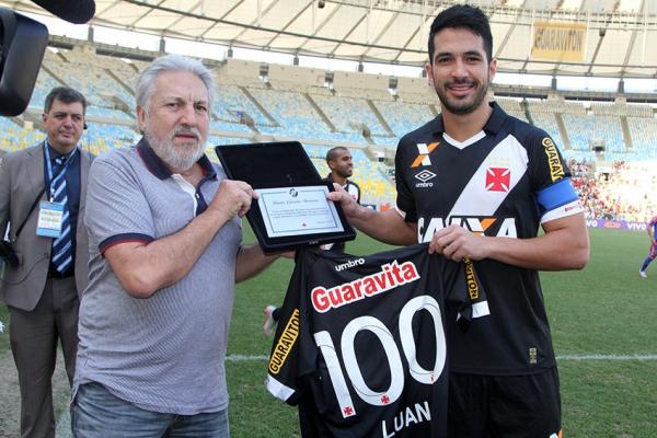 Vice-presidente de futebol entrega camisa personalizada e placa para Luan