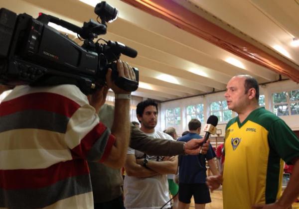 Marcelo Lages sendo entrevistado durante a competio Mundial.