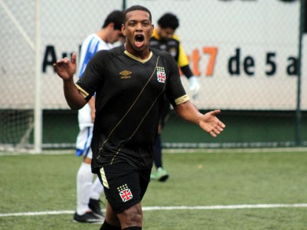 Z Renato marcou dois gols e foi um dos destaques do Vasco na partida