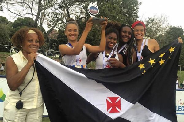 Meninas do revezamento 4x100m categoria livre posam com a coordenadora Solange Chagas