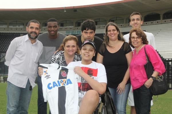 Famlia e amigos posam com Andre Luiz, que mostra camisa recebida pelo Vasco