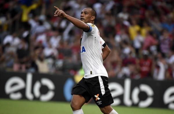 Rodrigo comemora contra o Flamengo. Zagueiro do Vasco j bateu 23 faltas no Brasileiro 2015