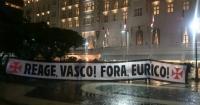 Faixa 'Reage Vasco! Fora, Eurico' em frente ao Copacabana Palace