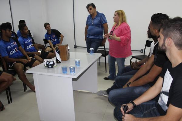 Psicloga Andreia Cunha apresentou os convidados e explicou a importncia da palestra